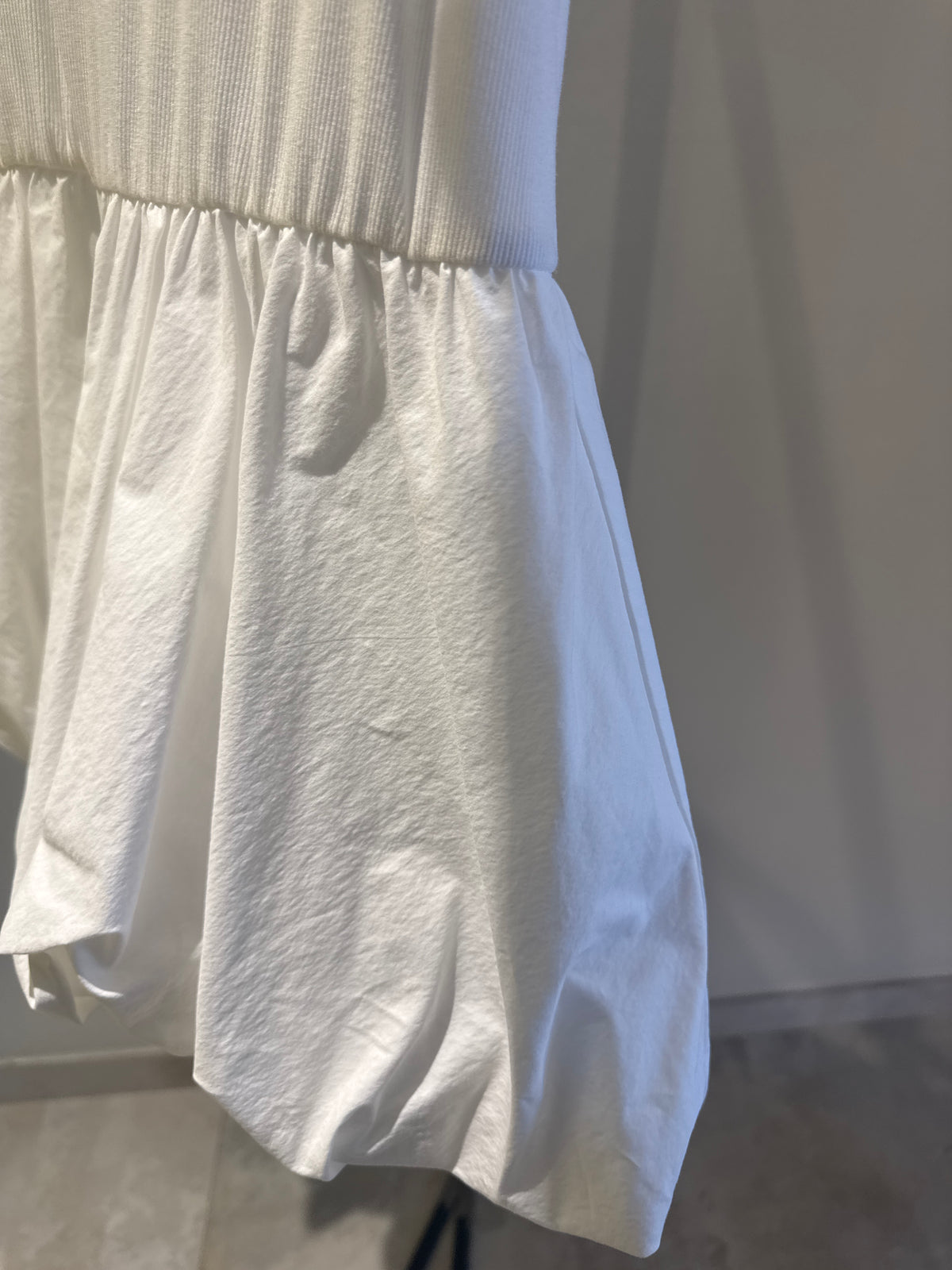 ABITO CORTO BIMATERIALE CON GONNA A PALLONCINO BIANCO