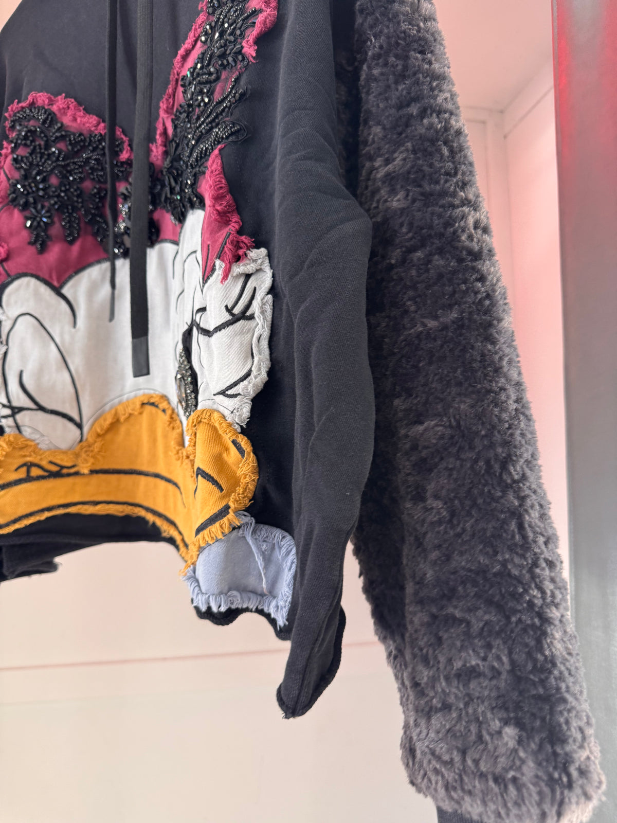 BLACK SWEATSHIRT WITH SOFT SLEEVES