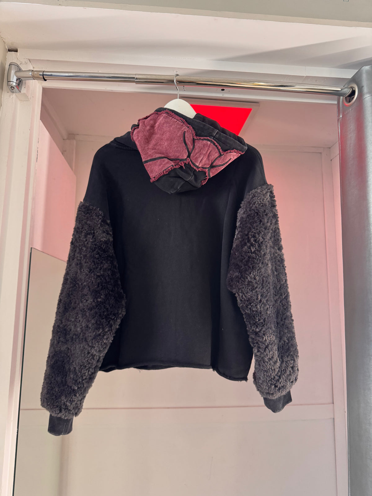 BLACK SWEATSHIRT WITH SOFT SLEEVES